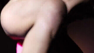 Tetkós amatőr tini kishölgy masztizik egy pink dildóval - Szexbalvany