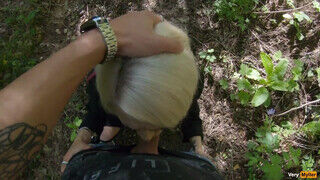 Olasz amatőr kisasszony az erdőben leszopja a csávója faszát - Szexbalvany