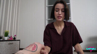 Rövid hajú fiatalasszony otthoni videója ahol a pasijával kúrel - Szexbalvany
