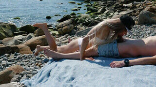 Világos Szőke amatőr bikinis barinő a tengerparton szop - Szexbalvany