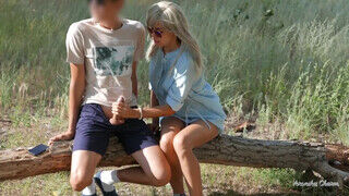 Szöszi napszemüveges tinédzser barinő a parkban szop - Szexbalvany