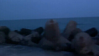 Amatőr gigantikus cickós bűbájos lány hátulról bekúrva este a tengerparton - Szexbalvany