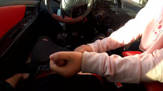 Szoknyás amatőr orbitális kannás kishölgy a kocsiban kúr - Szexbalvany