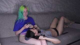 Orosz szenvedélyes lesbi tinédzser lányok kinyalják egymást - Szexbalvany
