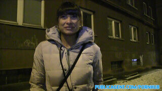 Tera Joy a tüzes cseh nőci egy garázsban kefél - Szexbalvany