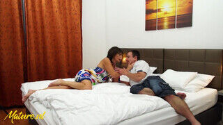 50 éves nej és a fiatalabb szeretője egy jót pajzánkodnak a hotel szobában - Szexbalvany