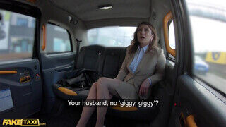 Julia North a baszható koros nő a taxissal kúr a hátsó ülésen - Szexbalvany