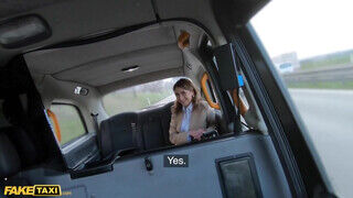 Julia North a baszható koros nő a taxissal kúr a hátsó ülésen - Szexbalvany