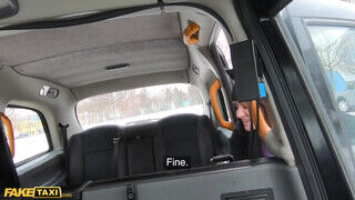Melany Mendes sikeres vizsga után reszel a taxissal a kocsiban - Szexbalvany
