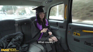 Melany Mendes sikeres vizsga után reszel a taxissal a kocsiban