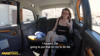 Eden Ivy a cuki kicsike kannás kitetovált kanadai szuka lovagol a taxiban - Szexbalvany