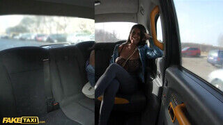Chloe Lamour olcsóbban taxizik mert mindig reszel a sofőrrel - Szexbalvany