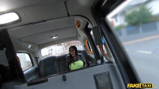 Ebony Mystique az óriás cicis fekete milf kedvet kapott egy baszáshoz a taxissal