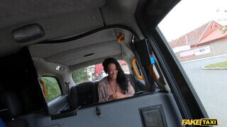 Asia Vargas a hátsó ülésen reszel a gigantikus faszú taxissal - Szexbalvany
