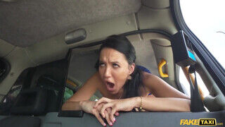 Asia Vargas a hátsó ülésen reszel a gigantikus faszú taxissal - Szexbalvany