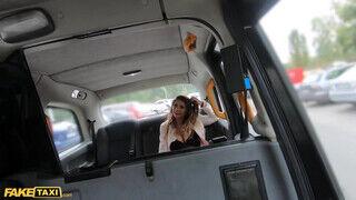 Lily Veroni a bűbájos kitetovált milf élvezi ha szexelik a taxiban - Szexbalvany
