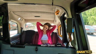 Sportos karcsú fullos tinédzser gádzsi megkamatyolva a taxiban - Szexbalvany