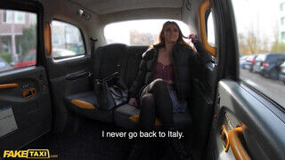 Charlotte Angie a cuki olasz lány ráveti magát a taxis termetes faszára - Szexbalvany