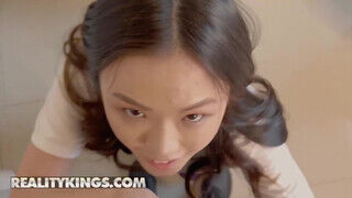 Lulu Chu a karcsú japán tinédzser fiatalasszony szőrös pinájába óriási pélót tolnak - Szexbalvany