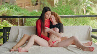 A dupla csodásan vonzó leszbikus tinédzser kényezteti a másikat - Szexbalvany