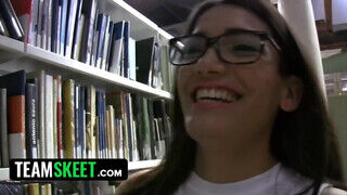A nerdy maca szépen és ügyesen orálozza a kukit a könyvtárban - Szexbalvany