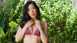 Elle Lee a pici tőgyes ázsiai fiatal bige megszexelve a medence parton - Szexbalvany