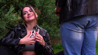 Maryana Rose a gigászi keblű tinédzser pipi padon leszopja a pasiját - Szexbalvany