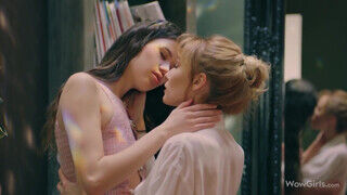 Evelin Elle és Kelly Collins az orosz leszbikus lányok izgatják egymást - Szexbalvany