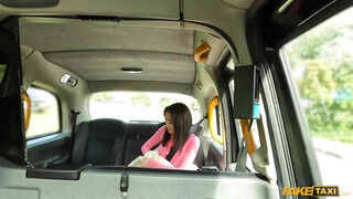 Sovány bazinagy didkós kolumbiai fiatalasszony hancúrozik egy jót a taxissal - Szexbalvany