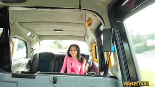 Sovány bazinagy didkós kolumbiai fiatalasszony hancúrozik egy jót a taxissal - Szexbalvany