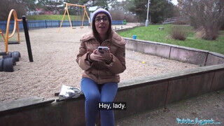 Ali Danger a szemüveges óriási keblű kisasszony felszedve a parkban - Szexbalvany