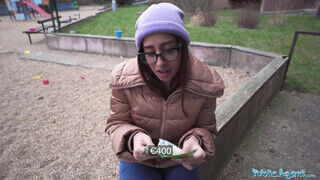 Ali Danger a szemüveges óriási keblű kisasszony felszedve a parkban - Szexbalvany