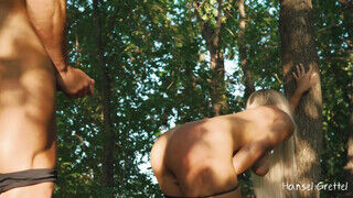Amatőr tinédzser pár az erdőben hancúrozik - Szexbalvany