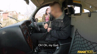 Kitetovált pici keblű perverz tinédzser csajszika beindult a taxiban - Szexbalvany