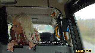 Suzy Grande a ellenállhatatlan cseh világos szőke milf nem hagyja ki a dugást a taxissal - Szexbalvany
