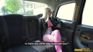 Ellie Shou a csöcsös angol kisasszony hancúrozni akart a taxiban - Szexbalvany