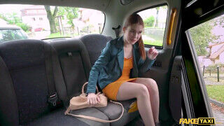 Kira Love a vörös hajú fiatal kishölgy élvezi a taxis vastag farkát - Szexbalvany