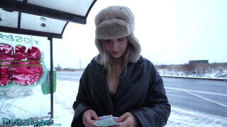 Chloe Chevaleir a kolosszális fenekű francia spiné felszedve a busz megállóban és bekúrva - Szexbalvany