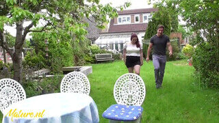 Orbitális valagú angol házastárs és a szomszéd pali egy jót közösülnek a kertben - Szexbalvany