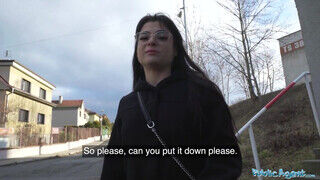 Nadia Lapiedra a szemüveges tetkós tinédzser kishölgy bekapja a kukit - Szexbalvany