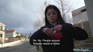 Nadia Lapiedra a szemüveges tetkós tinédzser kishölgy bekapja a kukit - Szexbalvany