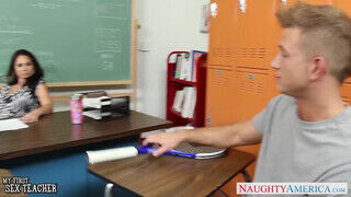 Holly West a óriási csöcsű tanítónéni pinájába betolja a diák pasi - Szexbalvany