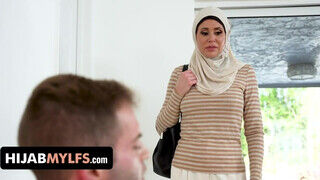 Abby Somers a felajzott arab házaspár fiatalabb csávóval kúr - Szexbalvany