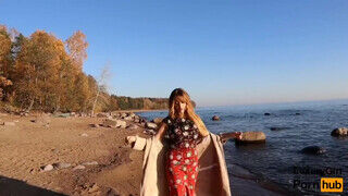 Orosz barinő a tengerparton cidázza le a hapekja farkát - Szexbalvany