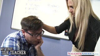 Brooke Tyler az óriás cicis tanárnéni a diák hapsival kúr