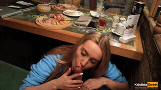 Orosz gyönyörű gádzsi az étteremben szopta le a pasiját - Szexbalvany