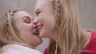 Nancy A és Alice Shea a tinédzser világos szőke lezbi lányok nyalakodnak - Szexbalvany