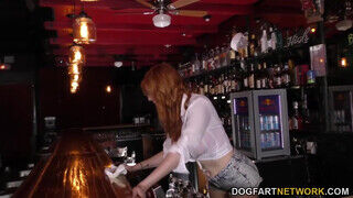 Lauren Phillips fekete pasikkal kúr a bárban - Szexbalvany