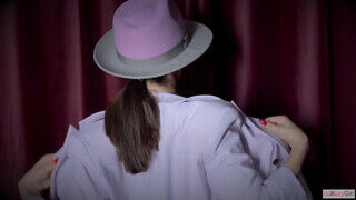 Luxury Girl a kalapos orosz csajszi élvezi a dugást - Szexbalvany
