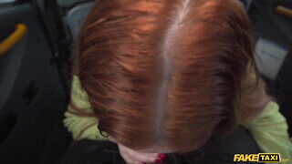 Eva Berger a vörös hajú milf megkúrva a taxiban - Szexbalvany